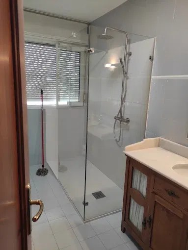Baño reformado con mampara de cristal y ducha termostática